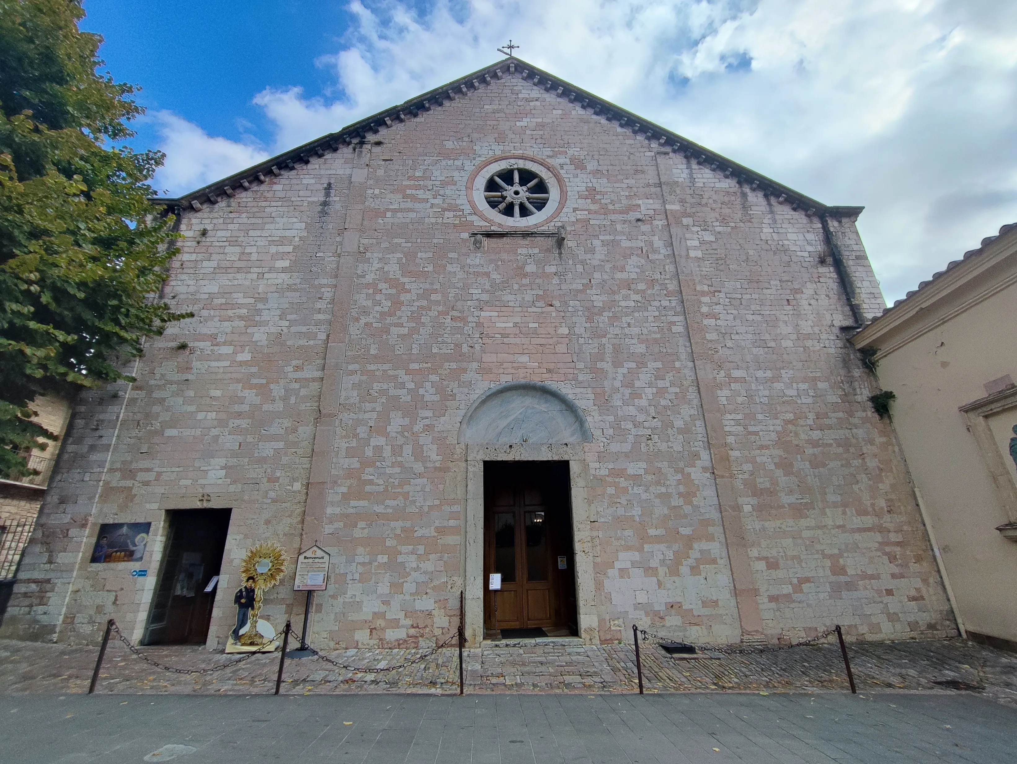 Fachada histórica del Santuario della Spogliazione (Santa Maria Maggiore) en Asís, Italia