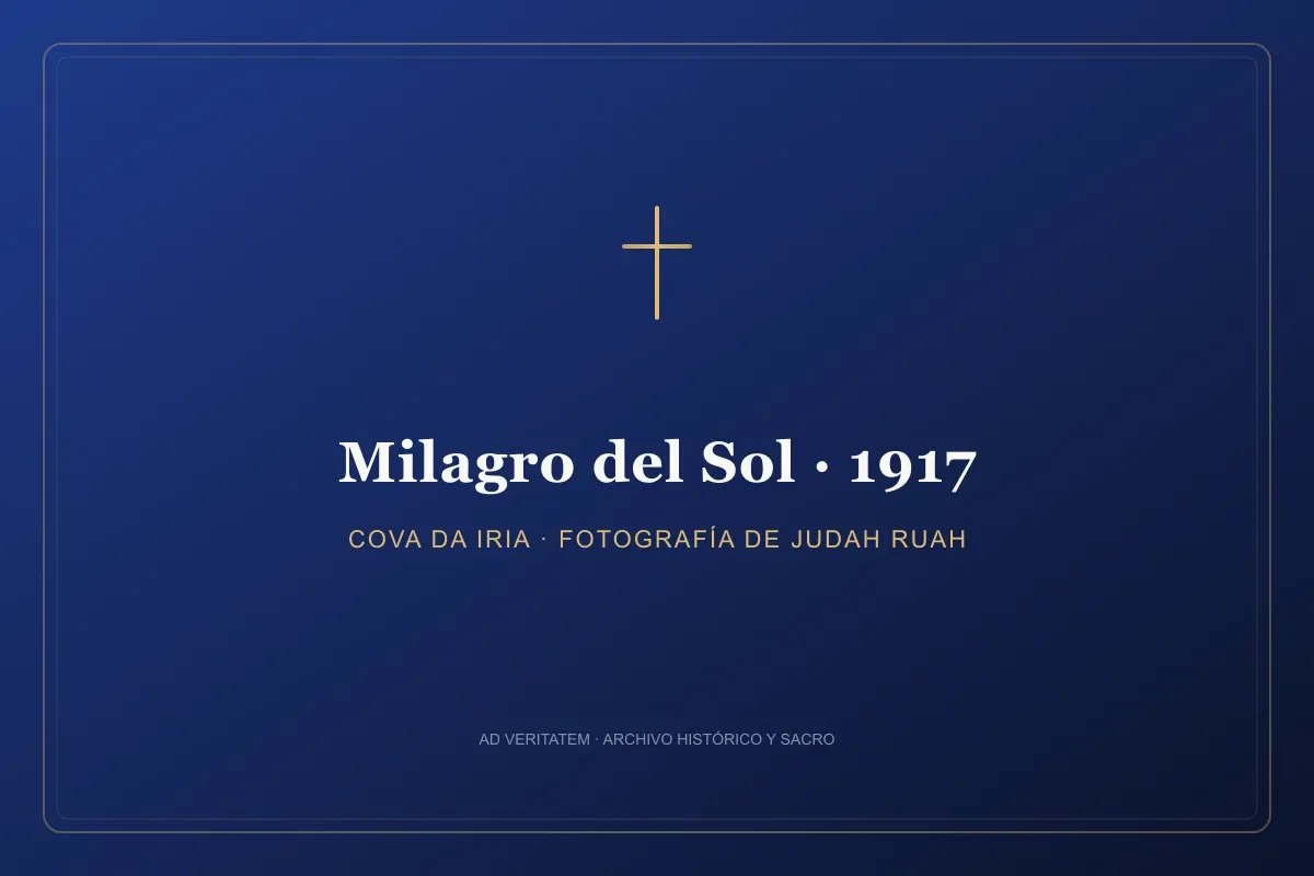 Multitud de miles de personas mirando al cielo durante el Milagro del Sol en Fátima el 13 de octubre de 1917