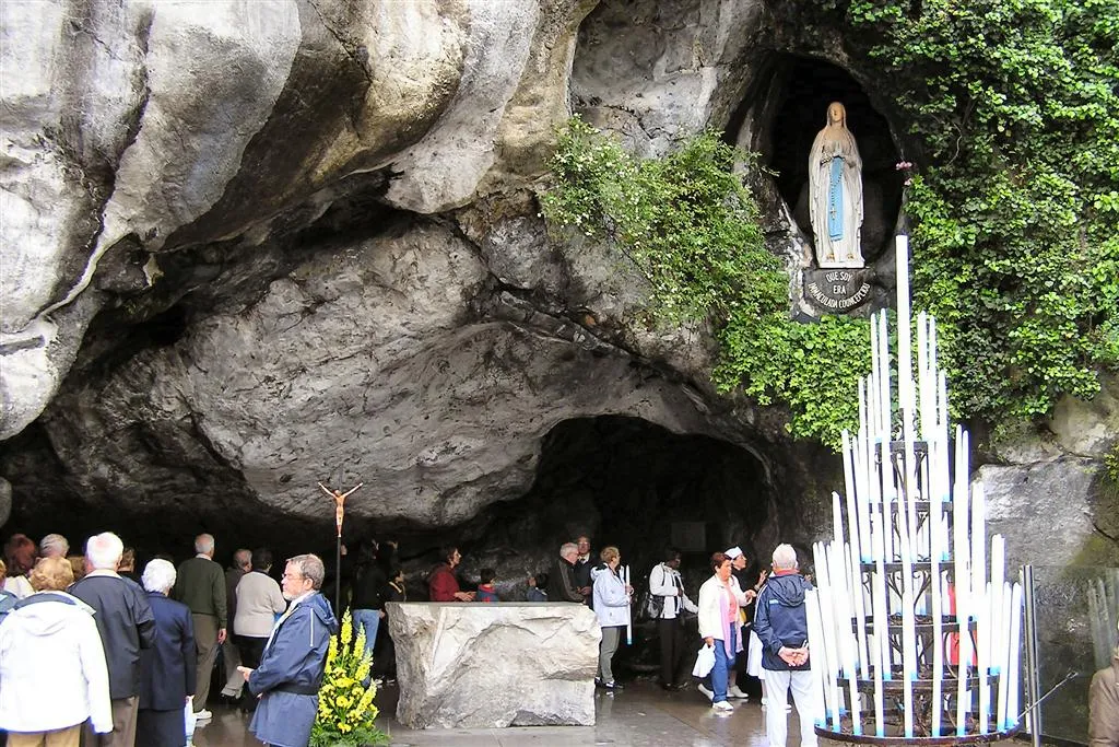 La gruta de Massabielle en el Santuario de Nuestra Señora de Lourdes con el manantial de agua milagrosa